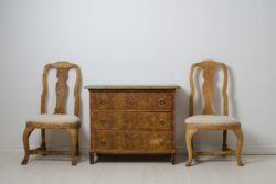 Charming Swedish antique chest of drawers in solid pine with three working drawers. The chest is a genuine country house furniture from central Sweden made around the 1840s