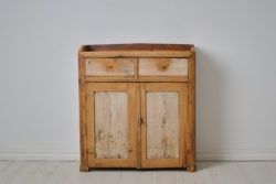 Early 19th century sideboard in folk art from northern Sweden. The sideboard is unusually small and has a completely untouched exterior with original faux paint