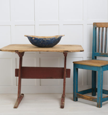 Small folk art table with primitive construction from northern Sweden. The table is made by hand in solid pine during the late 1700s