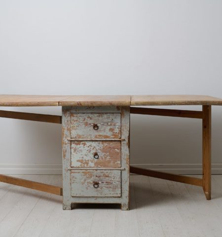 Antique drop leaf table made around 1840 to 1860 in northern Sweden. The table is a genuine country house furniture in a slightly unusual model with three drawers