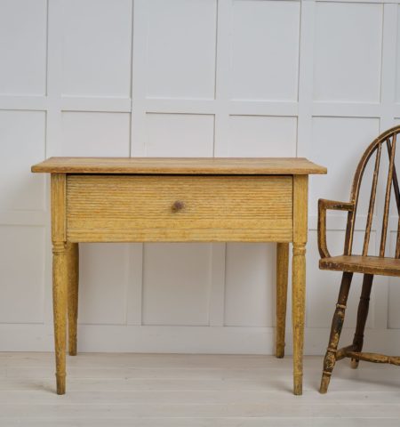 Rare antique Swedish table in country house style from the early 1800s. Made in gustavian style with fluted decor and carved leaves on the apron