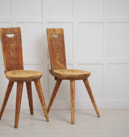 Charming antique primitive chairs in folk art made in northern Sweden. Made by hand in solid line around the year 1800s