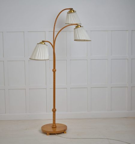 Scandinavian modern floor lamp from Sweden made during the mid 20th century, around 1940 to 1950. The base is solid elm with three light sources