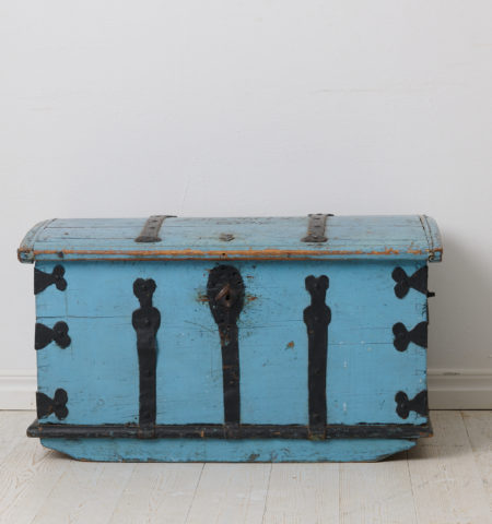 Swedish folk art trunk from the mid 1800s. The trunk is made in northern Sweden and has old historic paint with initials and dating - 1875 - on the lid.