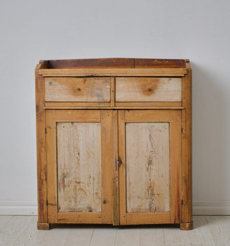 Early 19th century sideboard in folk art from northern Sweden. The sideboard is unusually small and has a completely untouched exterior with original faux paint