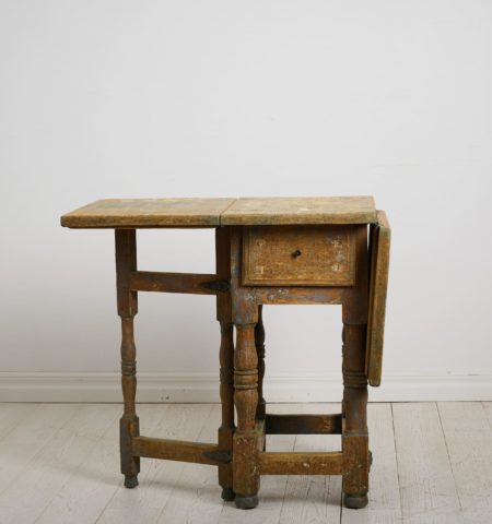 Small baroque drop-leaf table from northern Sweden made around 1780. The table is a charming Swedish antique with a frame made by hand in solid pine.