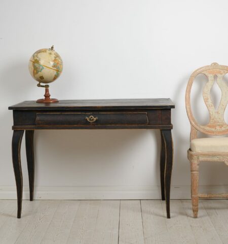 Swedish antique black desk from the early 1800s. The desk has a singular drawer as well as curved legs in rococo style. The frame is made by hand in solid pine