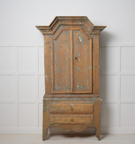 Small antique country cabinet from northern Sweden. The cabinet is a genuine country house furniture made in Jämtland in Sweden around 1820