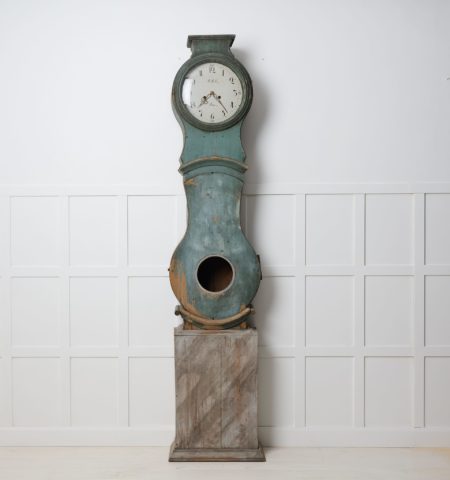 Antique Swedish longcase clock from around 1820 to 1840. The clock was made by hand in Hälsingland in Northern Sweden