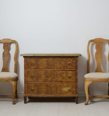 Charming Swedish antique chest of drawers in solid pine with three working drawers. The chest is a genuine country house furniture from central Sweden made around the 1840s