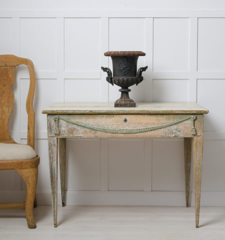 Antique Swedish console table or wall table in gustavian style. The table is a genuine antique made by hand around 1790 to 1800 in northern Sweden