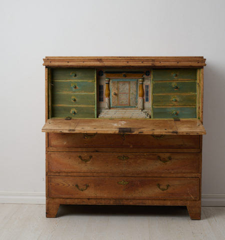 Rate antique Swedish secretary desk in folk art made around 1830 in northern Sweden. The secretary is made by hand with a frame in solid pine