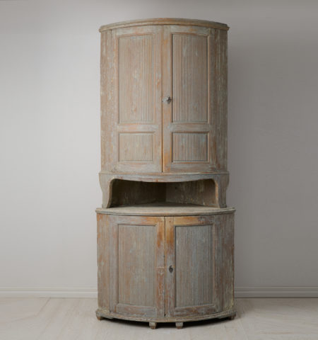 Antique Swedish corner cabinet made my hand in solid pine. The cabinet is a genuine country furniture in gustavian style