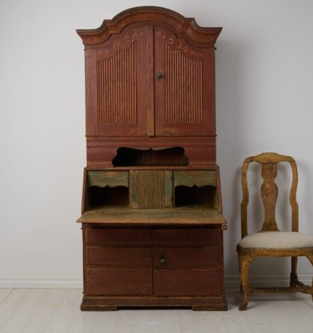 Genuine antique secretary cabinet from northern Sweden. The cabinet is a genuine country furniture made in a transitional style from between the rococo and gustavian