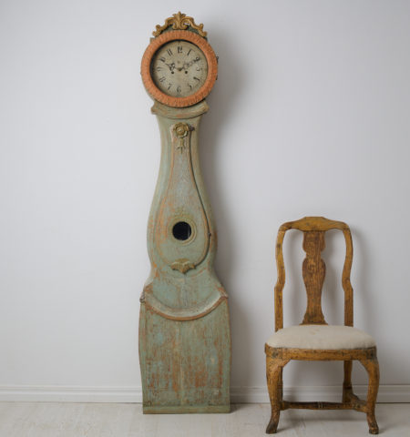 Country long case clock in rococo style from northern Sweden. This clock is a genuine antique from around the 1820s. The carved wooden decor is original