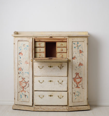 Genuine antique Swedish sideboard, a country house furniture from northern Sweden made around 1840. Made by hand in solid pine