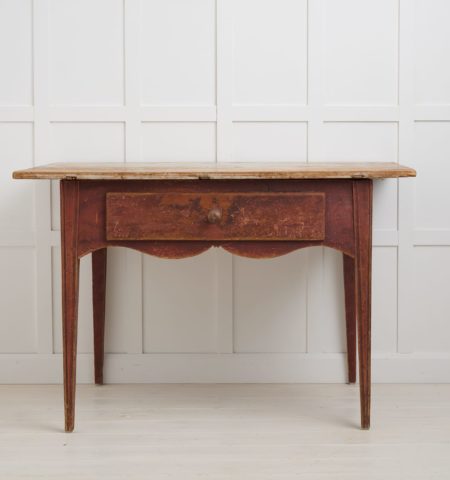 Antique folk art table from Sweden in gustavian style. The table is made by hand in solid pine around 1820 to 1830 in Hälsingland