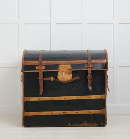 Antique leather travel trunk. The leather is marked with the name Beaumont and the street 93 rue du BAC in Paris