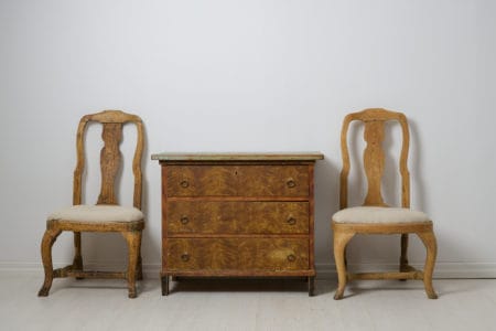 Charming Swedish antique chest of drawers in solid pine with three working drawers. The chest is a genuine country house furniture from central Sweden made around the 1840s