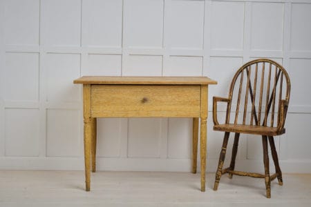 Rare antique Swedish table in country house style from the early 1800s. Made in gustavian style with fluted decor and carved leaves on the apron