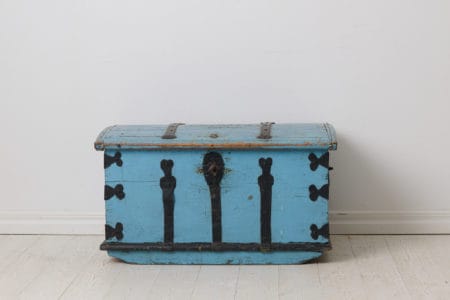 Swedish folk art trunk from the mid 1800s. The trunk is made in northern Sweden and has old historic paint with initials and dating - 1875 - on the lid.