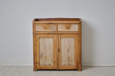 Early 19th century sideboard in folk art from northern Sweden. The sideboard is unusually small and has a completely untouched exterior with original faux paint