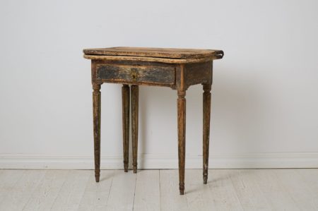 Antique rustic side table from the late 1700s. The table is made by hand from northern Sweden with a frame in solid pine