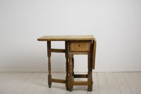 Small baroque drop-leaf table from northern Sweden made around 1780. The table is a charming Swedish antique with a frame made by hand in solid pine.