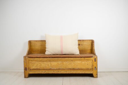 Primitive antique Swedish bench in folk art from northern Sweden. The bench is made around 1820 by hand with a frame in solid pine.