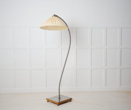 Swedish modern floor lamp in polished steel. The lamp is from around 1930 to 1940 and is made in Sweden. The lamp shade is original