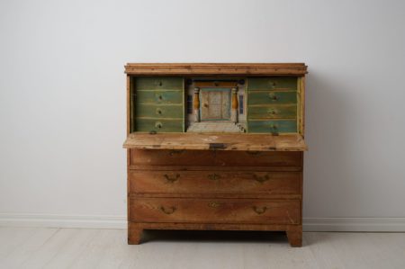 Rate antique Swedish secretary desk in folk art made around 1830 in northern Sweden. The secretary is made by hand with a frame in solid pine