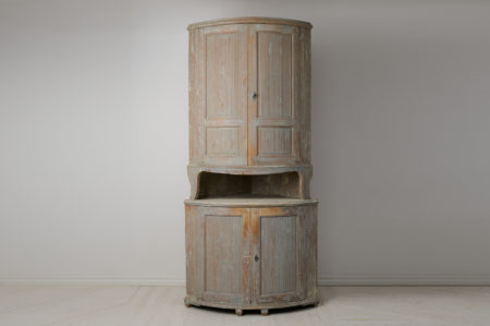 Antique Swedish corner cabinet made by hand in solid pine. The cabinet is a genuine country furniture in gustavian style