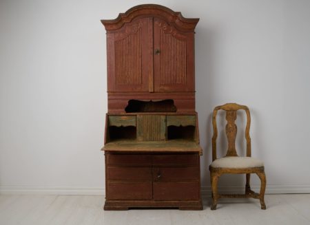 Genuine antique secretary cabinet from northern Sweden. The cabinet is a genuine country furniture made in a transitional style from between the rococo and gustavian